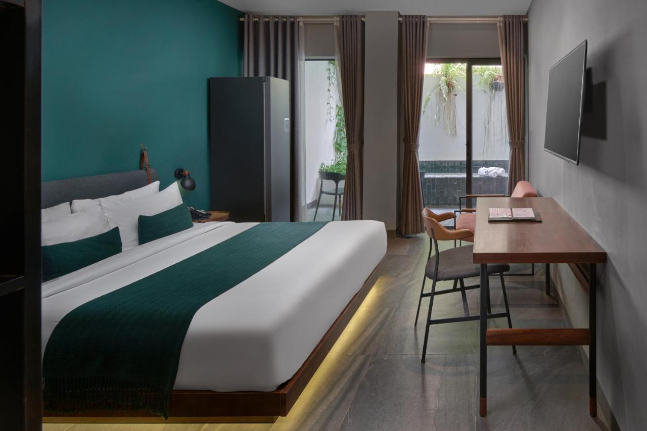 Baitong Hotel & Resort Phnom Penh Exterior photo