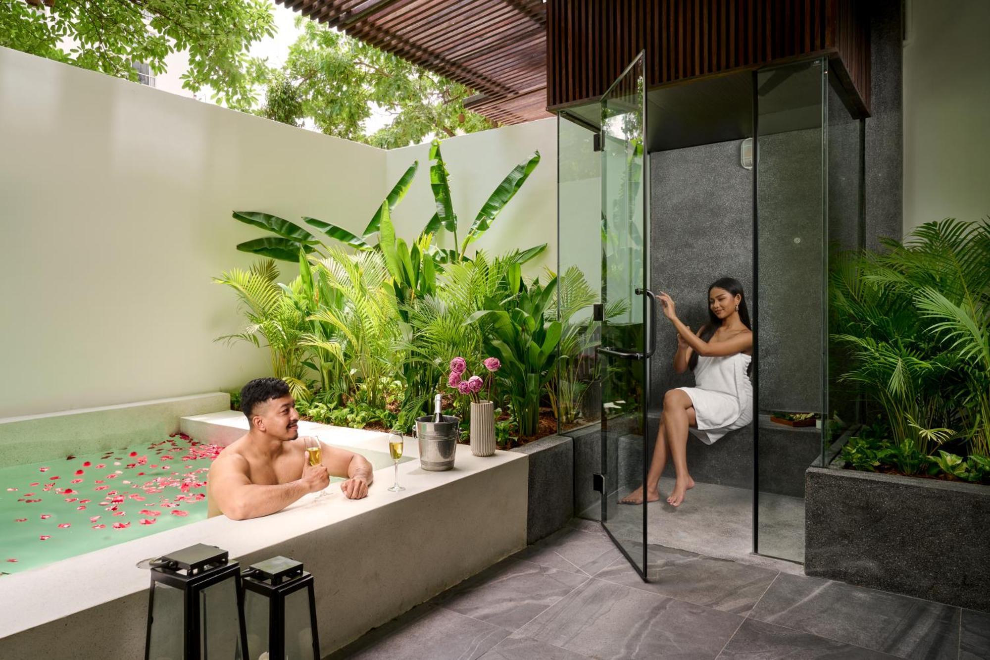 Baitong Hotel & Resort Phnom Penh Exterior photo