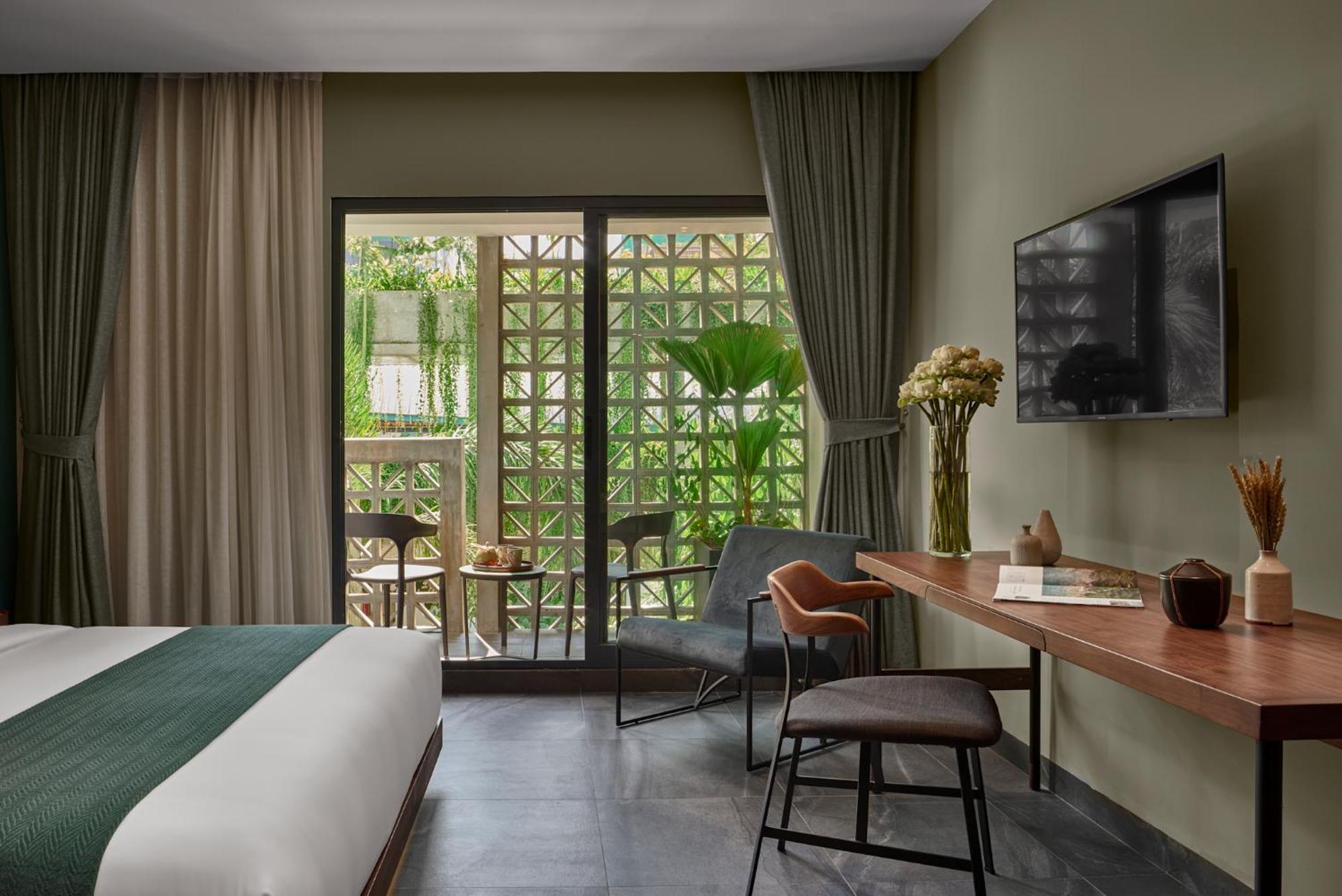 Baitong Hotel & Resort Phnom Penh Exterior photo