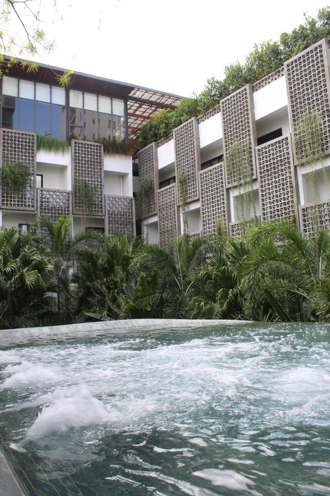 Baitong Hotel & Resort Phnom Penh Exterior photo