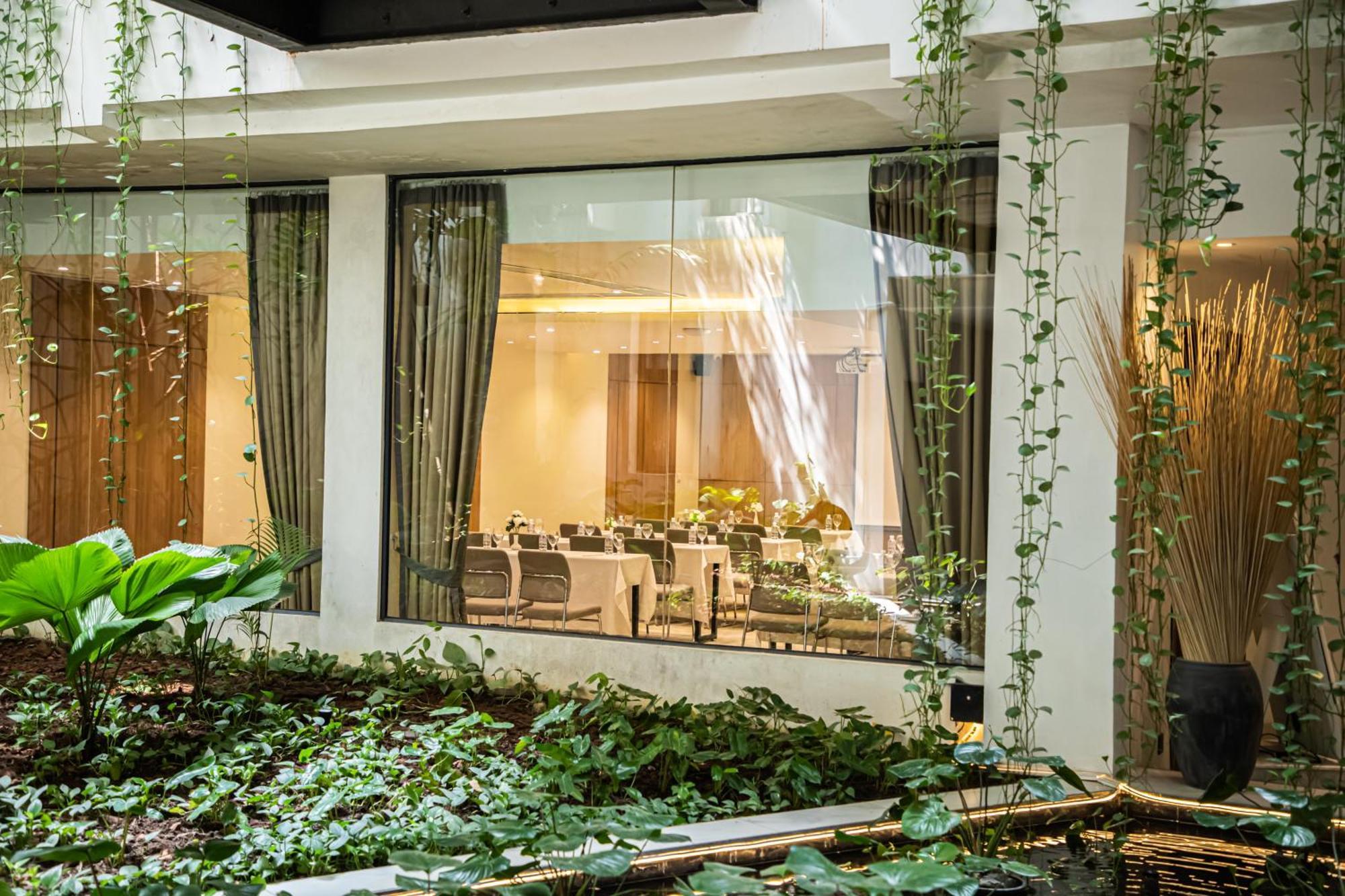 Baitong Hotel & Resort Phnom Penh Exterior photo
