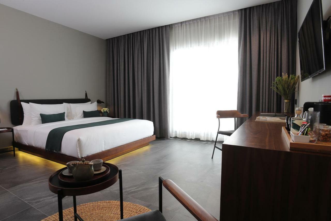 Baitong Hotel & Resort Phnom Penh Exterior photo