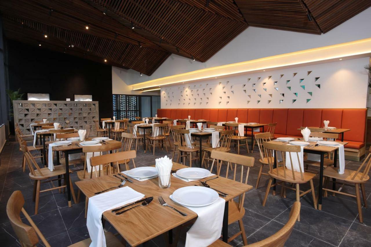 Baitong Hotel & Resort Phnom Penh Exterior photo
